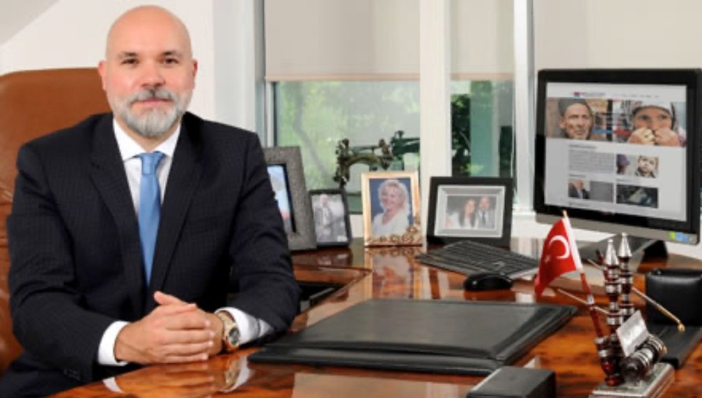 Mehmet Ali Baldaner çalışma masasında